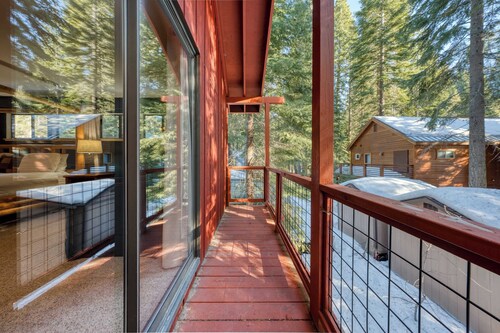 Mountain Cabin w/ Fireplace, Balcony & Easy Ski Access Bear Americana