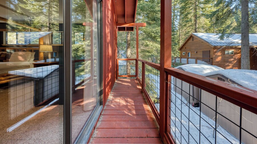 Mountain Cabin w/ Fireplace, Balcony & Easy Ski Access Bear Americana