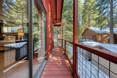 Mountain Cabin w/ Fireplace, Balcony & Easy Ski Access Bear Americana