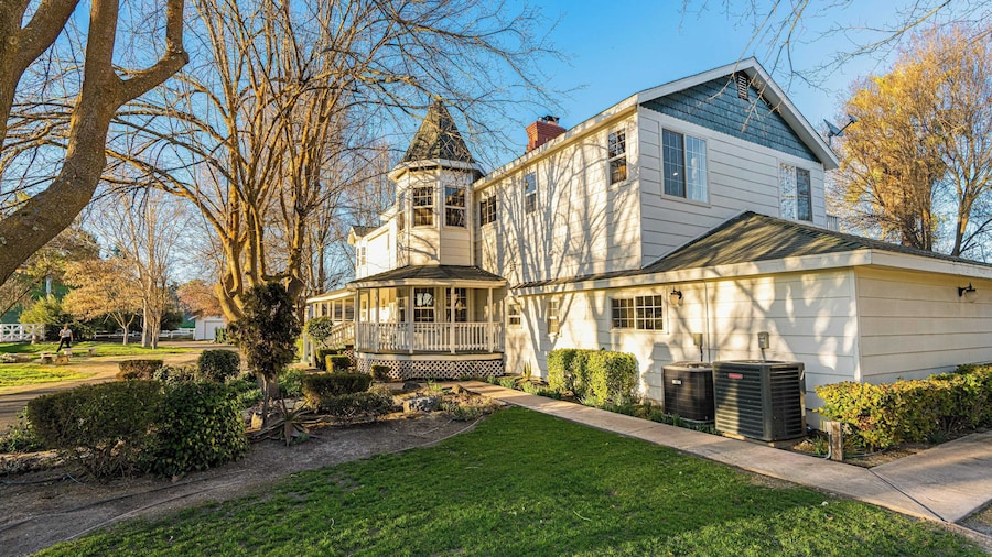 Victorian Manor In Paso Robles Wine Country + Pool, Hot Tub, Firepit, Tennis Court Sleeps 28