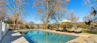 Victorian Manor In Paso Robles Wine Country + Pool, Hot Tub, Firepit, Tennis Court Sleeps 28