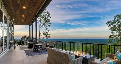 Luxury Group Retreat w/ Indoor Pool, Arcade & 56-mile Views Grand Vista Retreat