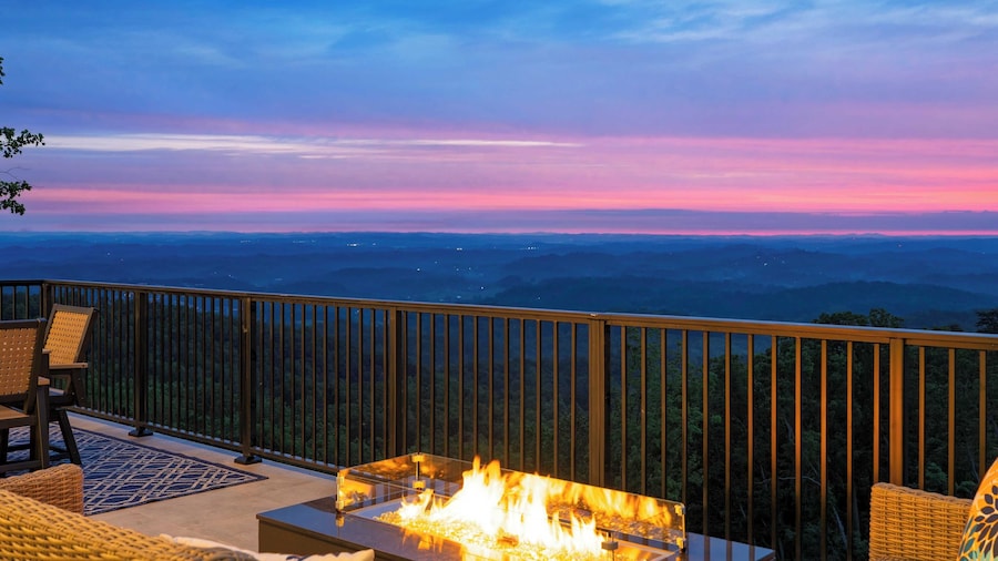 Grand Vista Retreat Luxury Group Retreat w/ Indoor Pool, Arcade & 56-mile Views