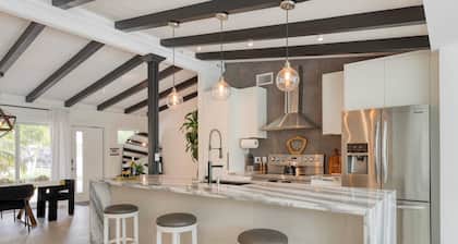 Luxury Waterfront Home w/ Pool, Hot Tub & Dock Near Las Olas Gulfstream