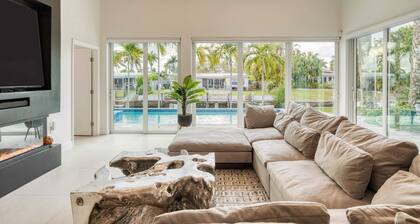 Luxury Waterfront Home w/ Pool, Hot Tub & Dock Near Las Olas Gulfstream