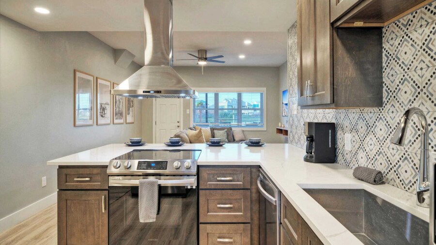 Steps to Sandfest 2 Condos in Beachfront Complex w/ Pool, Pickleball/tennis