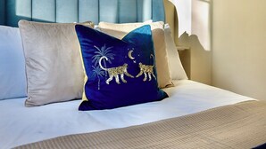 Una camera da letto con un letto, una testiera e un lampadario.
