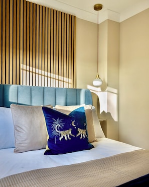 4 chambres, bureau, fer et planche à repasser, lit parapluie