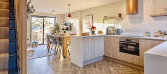 Fun Luxury Home, City Walk, Pool Table, Air Hockey, Garden, Parking - Oakview