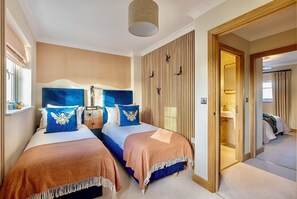 4 室のベッドルーム、デスク、アイロン / アイロン台、旅行用ベビーベッド