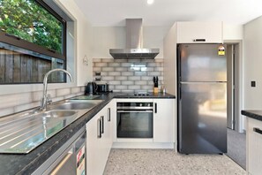 Micro-ondes, four, plaque de cuisson, lave-vaisselle