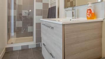Dusche, Haartrockner, HandtĂŒcher