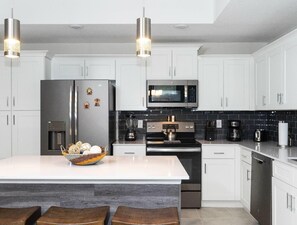 Een koelkast, een microgolfoven, een oven, een kookplaat