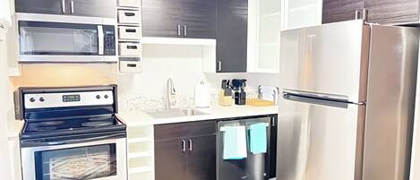 Microondas, horno, placa de cocina y lavavajillas
