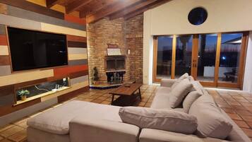 TV, fireplace