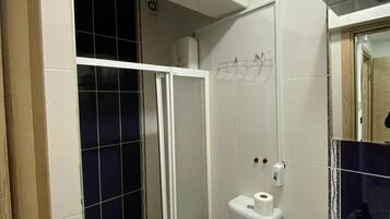 Douche, serviettes fournies, savon, papier toilette