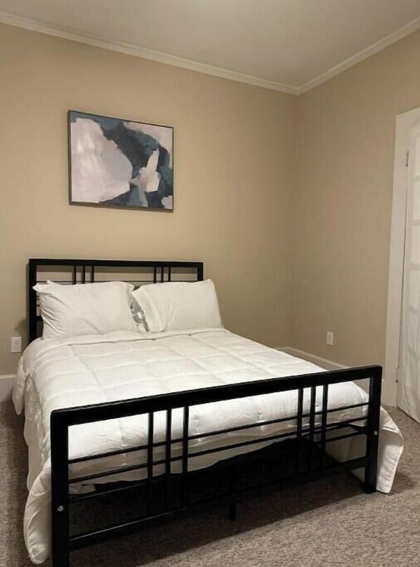 2 bedrooms, iron/ironing board, free WiFi, bed sheets