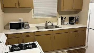 Frigorifero, microonde, forno, piano cottura