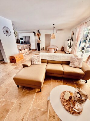 Living area - Magnificent villa with swimming pool (Mirabeau)