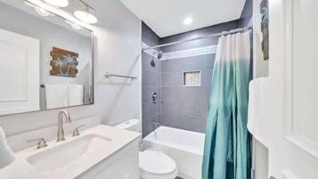 Douche, sèche-cheveux, shampoing