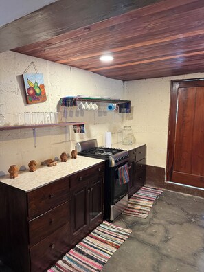 Een koelkast, een microgolfoven, een oven, een kookplaat