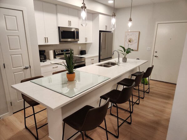 Private kitchen - New Condo! New furnishings! Spruce Meadows, South Calgary Health Center close! (Calgary)