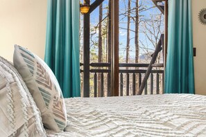 5 bedrooms, iron/ironing board, travel cot, WiFi - Sleeps 13! Hot tub | Gym | Infrared Sauna | Firepit | Game Room (Sevierville)