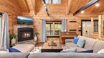 Een smart-tv, een open haard, tafelvoetbal en boeken