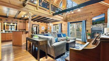 Smart TV, chimenea, futbolito y libros