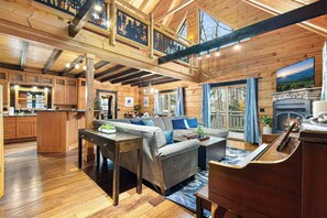 Smart TV, fireplace, table football, books - Sleeps 13! Hot tub | Gym | Infrared Sauna | Firepit | Game Room (Sevierville)