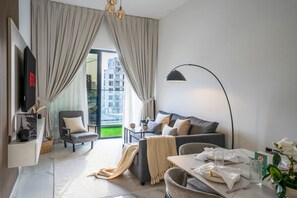 Smart TV - New Family-Friendly 2BR with Gym, Pool & Sauna (Dubai)