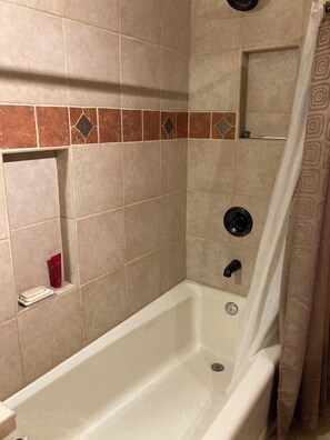 Secadora de cabello, toallas, jabón, papel de baño 