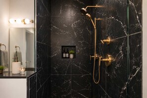 Ducha, secador de pelo, toallas, shampoo