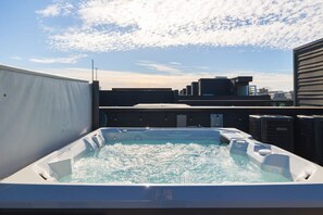 Outdoor spa tub - Cumberland Social I Rooftop Hot Tub! (Nashville)