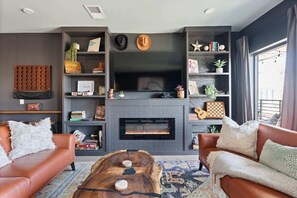 Smart TV, fireplace, offices - Neon Notes | Group Escape w/ Epic Bunk Room (Nashville)