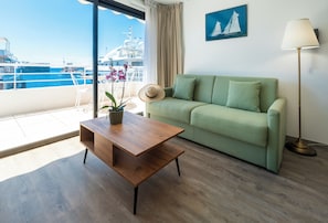 Comfort-Apartment, Balkon, Meerblick | Wohnbereich | Fernseher