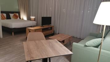 Appartamento Deluxe, balcone, vista mare | Una cassaforte in camera, tende oscuranti, Wi-Fi gratuito