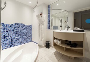 Bañera y ducha independientes, secador de pelo, batas, toallas