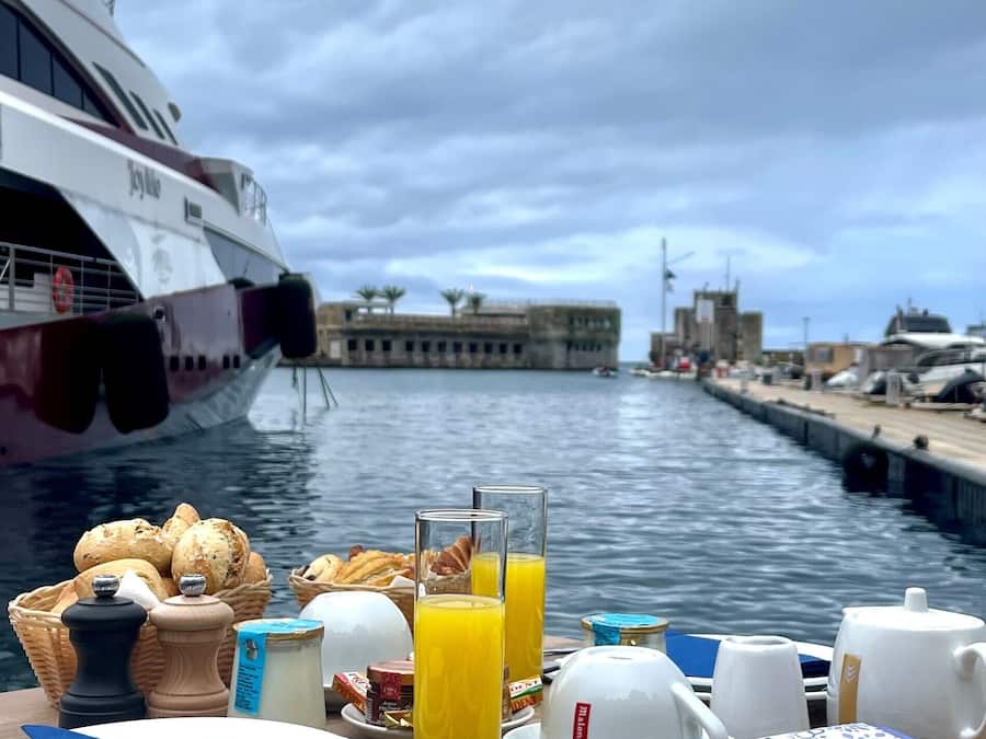 Se ofrece un desayuno bufé (24 EUR por persona)