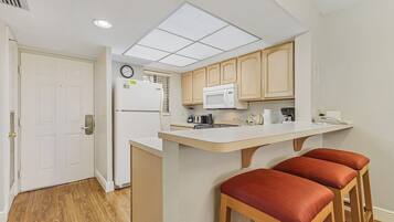 Full-sized fridge, microwave, oven, stovetop