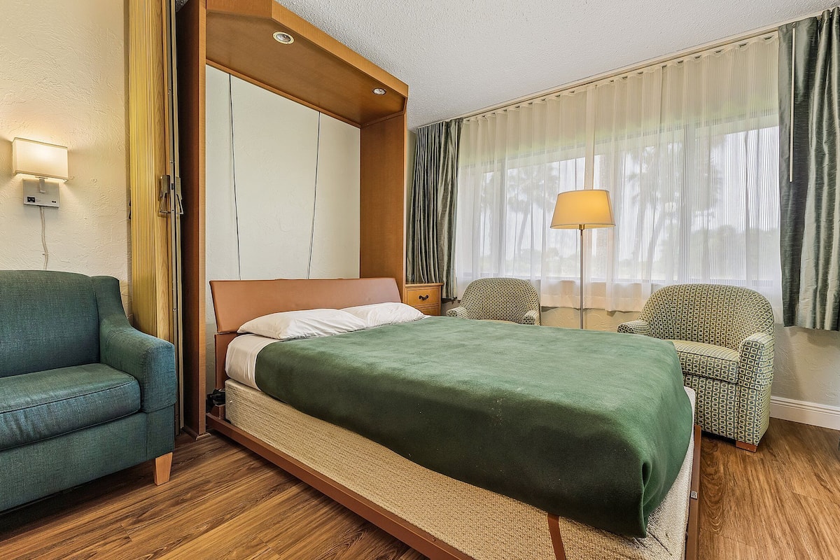 1 Schlafzimmer, hochwertige Bettwaren, Zimmersafe, Bügeleisen/Bügelbrett