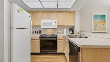 Full-size fridge, microwave, oven, stovetop
