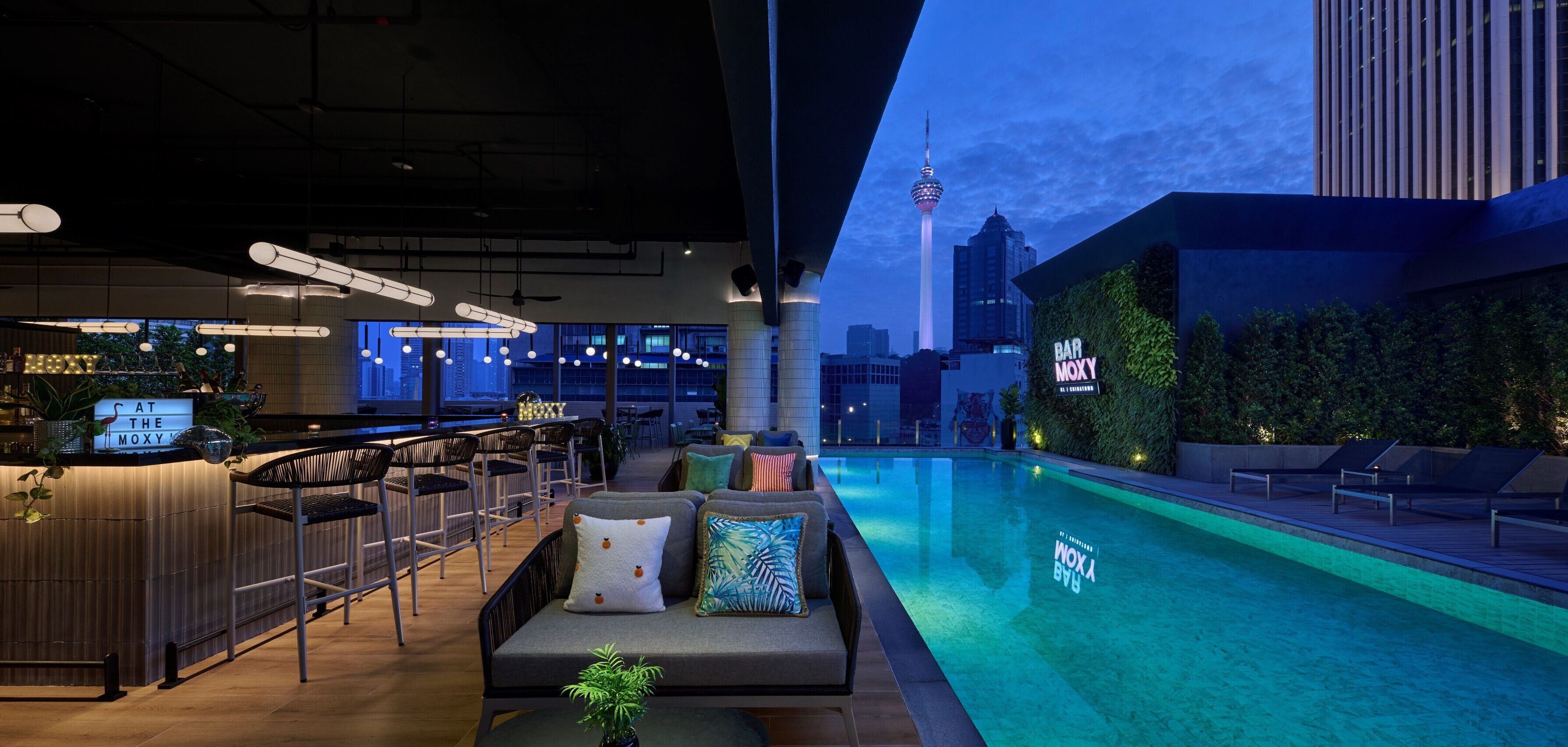 Quầy bar sát hồ bơi