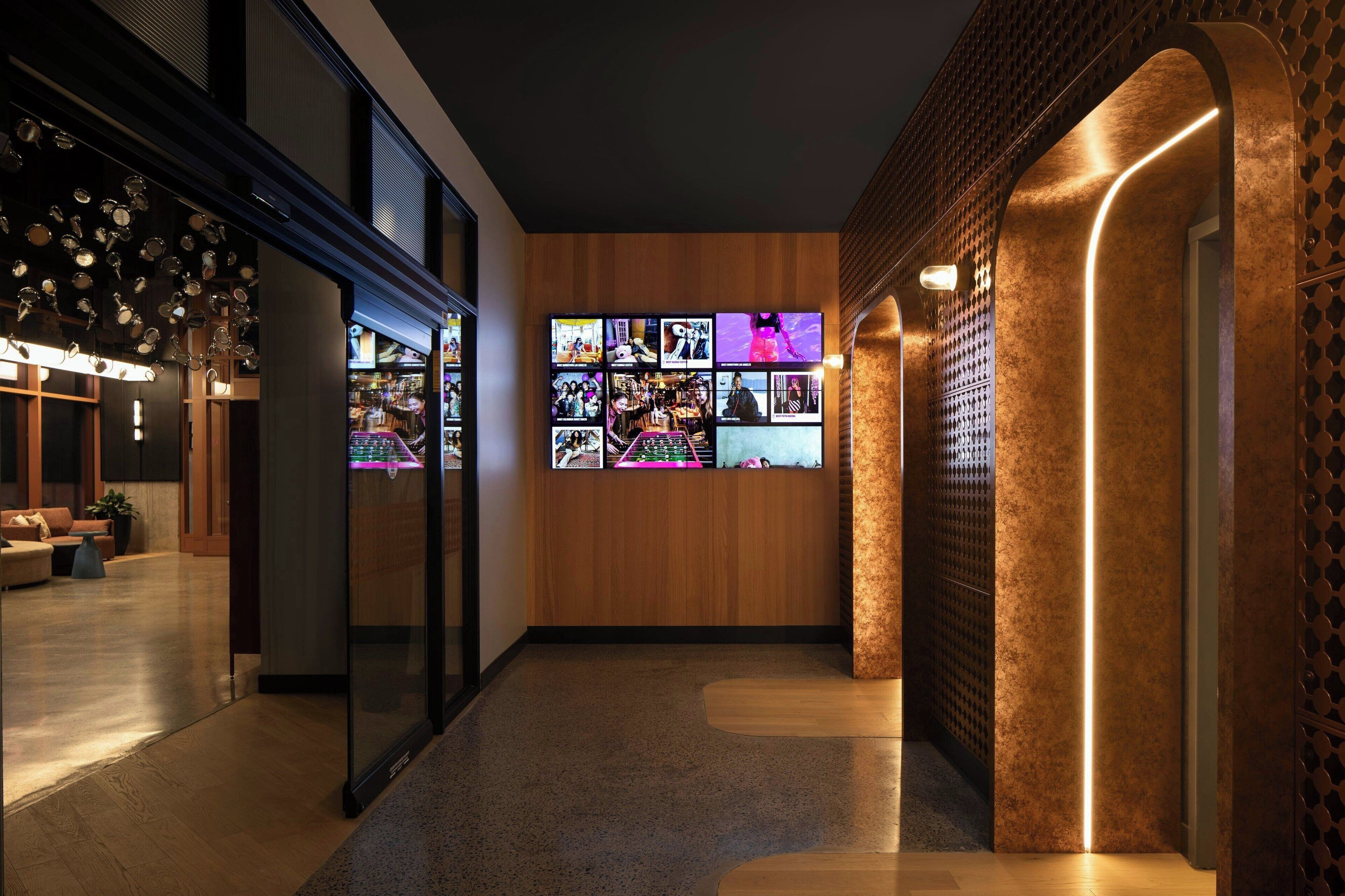 Photo - Moxy Montreal Downtown