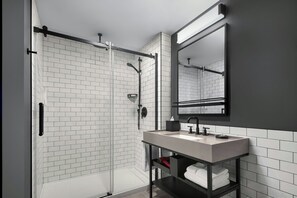 Shower, free toiletries, hair dryer, towels - New Hotel Moxy Montreal Downtown (Montreal)