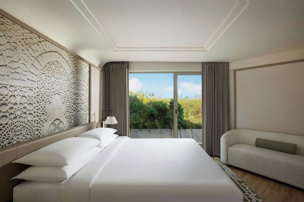1 bedroom, in-room safe, blackout curtains, soundproofing
