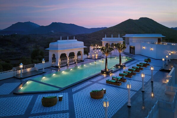 Una piscina al aire libre