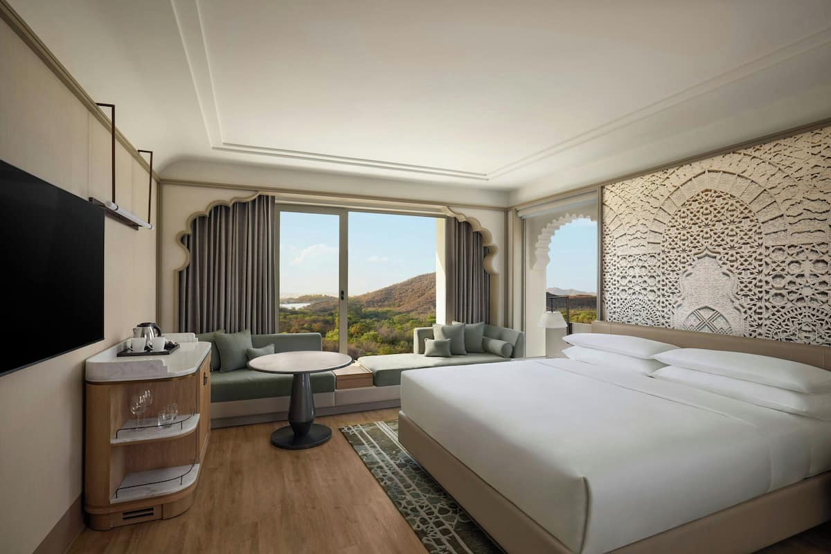 Värdeförvaringsskåp på rummet, mörkläggningsgardiner och ljudisolering