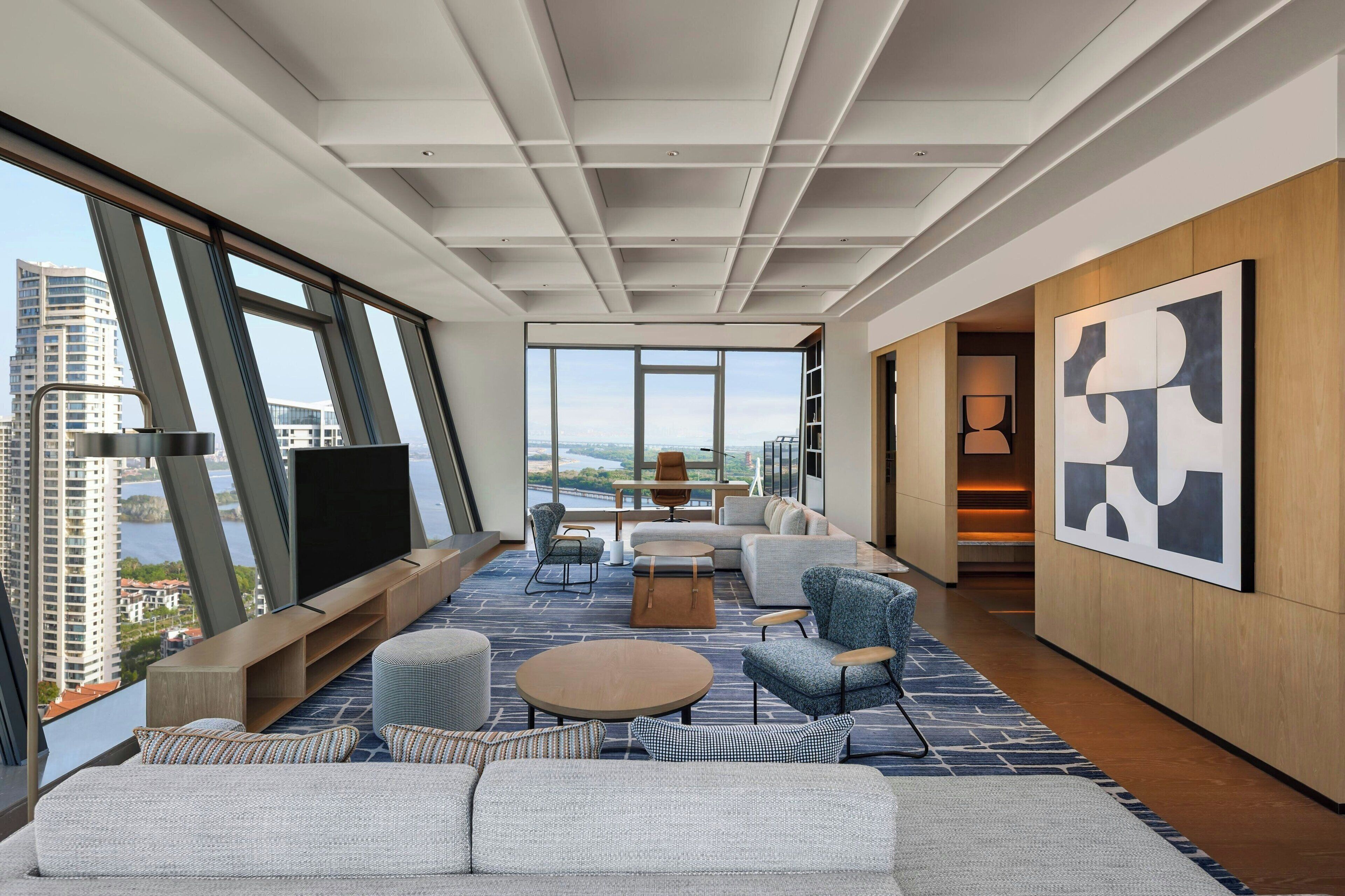 Suite estudio Club, 1 cama de matrimonio grande, balcón | Sala de estar | Una televisión