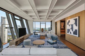 Studiosuite – club, 1 kingsize-seng, balkong | Oppholdsrom | TV